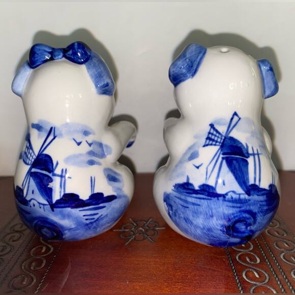Blue White Pigs Delft look Outstretched Arms Blue Bow Salt Pepper Shakers - Picture 2 of 4